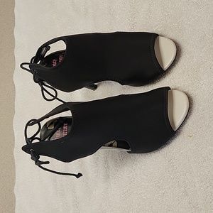 Juicy Couture Black Tie Shoe size 7